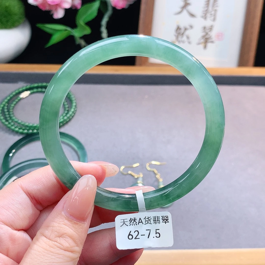 未镶嵌手镯（圆镯）翡翠