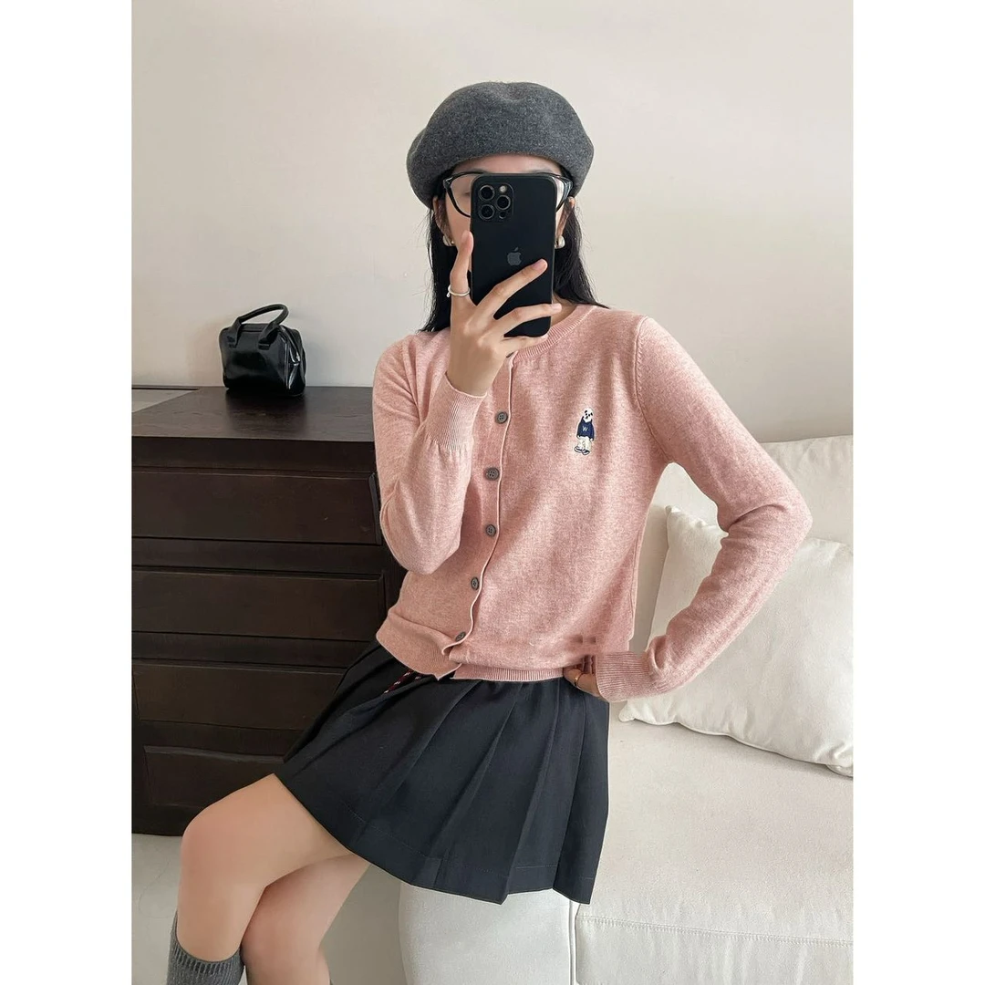 菲菲-2025春季新款小熊刺绣圆领毛衣长袖针织衫百搭高级909#0.13