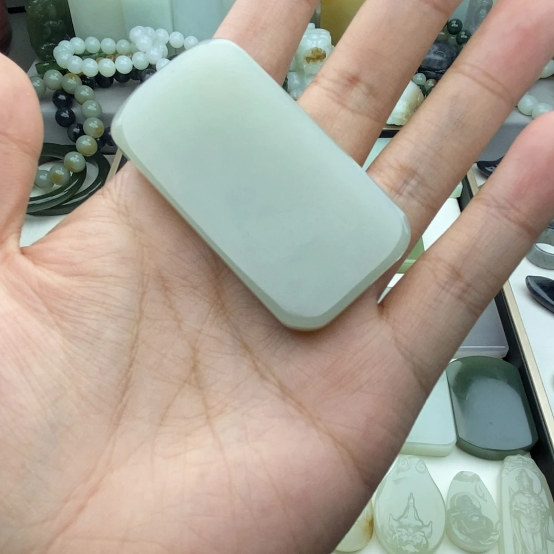 李***晓和田玉未镶嵌颈饰