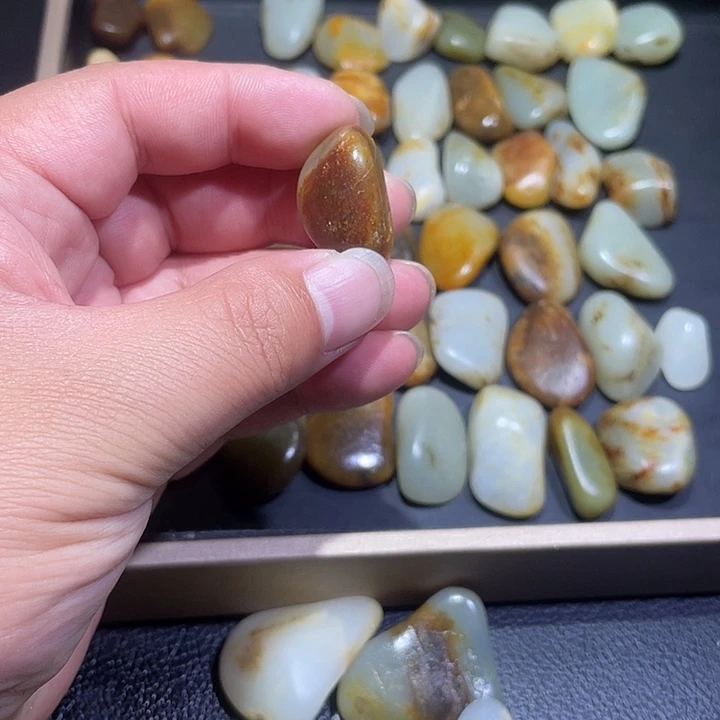 青***草和田玉未镶嵌颈饰