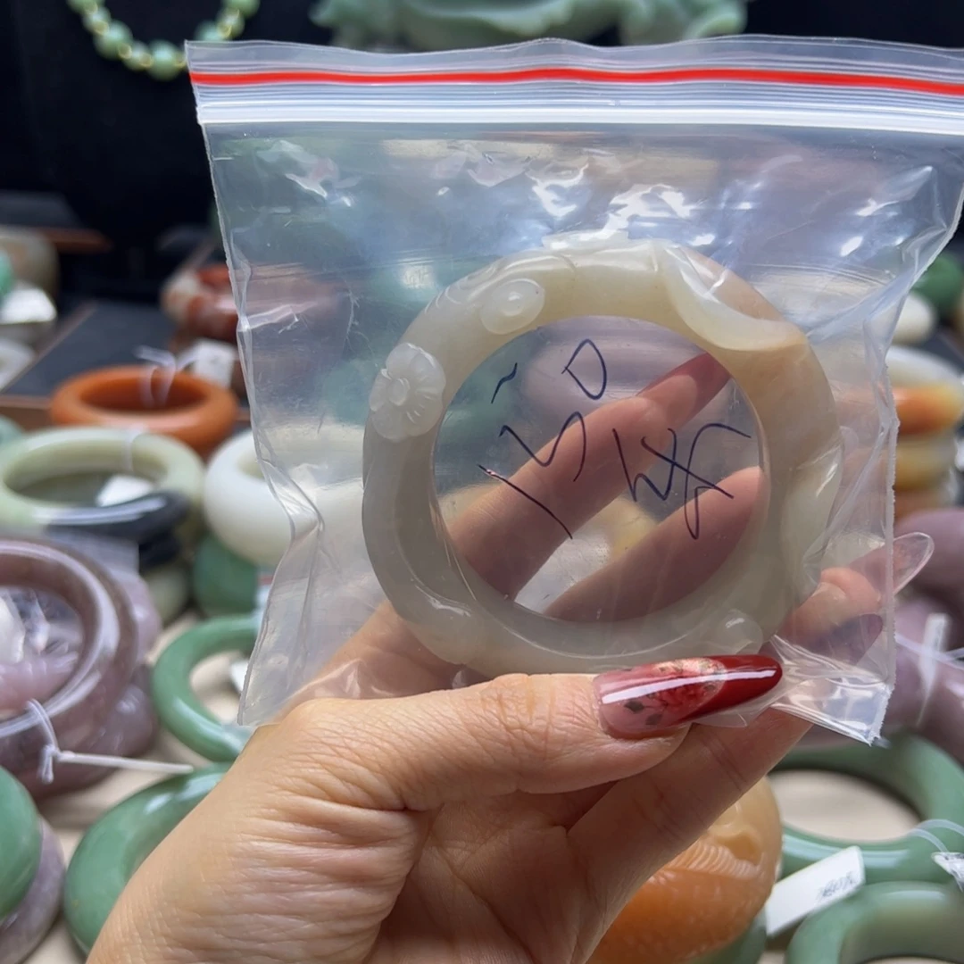 樂***ん石英质玉未镶嵌手镯