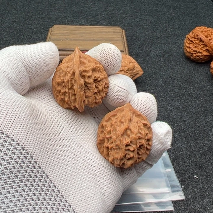 文玩核桃吊坠锦绣红马蹄208