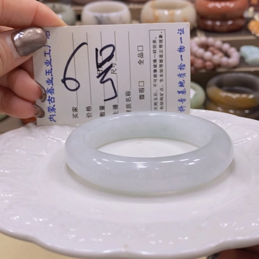 【闪购商品】未镶嵌手镯石英质玉