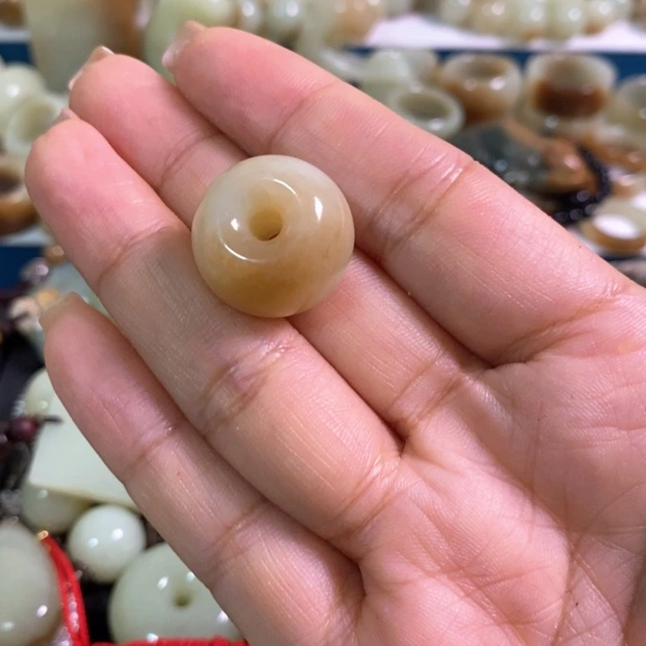 和田玉未镶嵌颈饰李**～