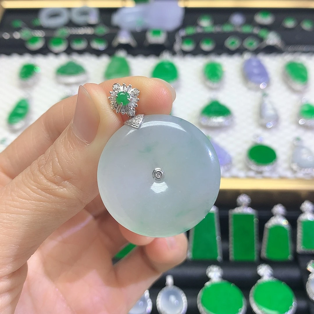 颈饰18K金镶嵌翡翠吊坠