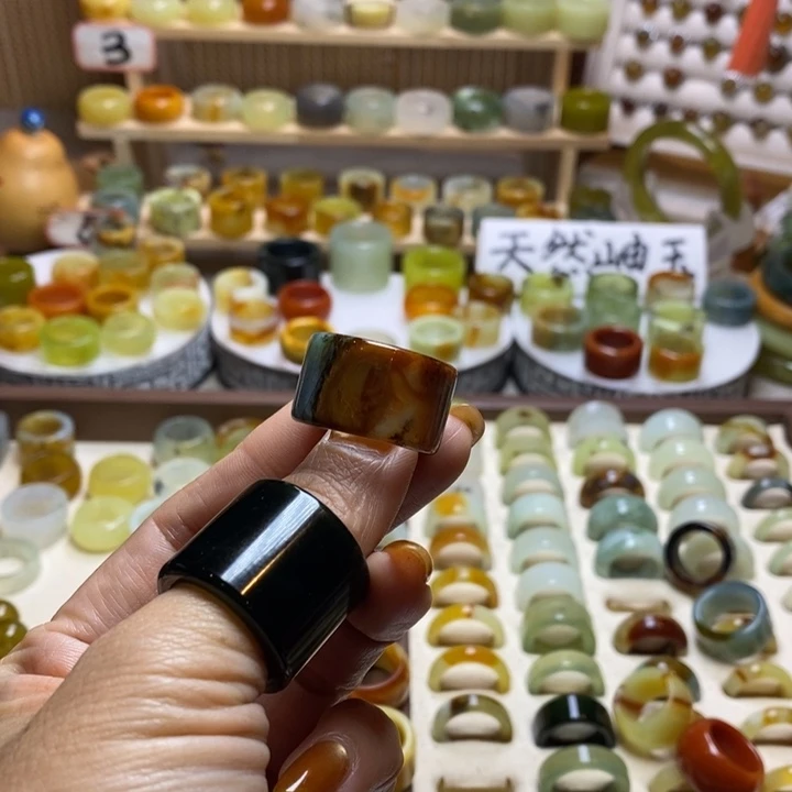 逃***心岫玉未镶嵌戒圈岫玉精品指环