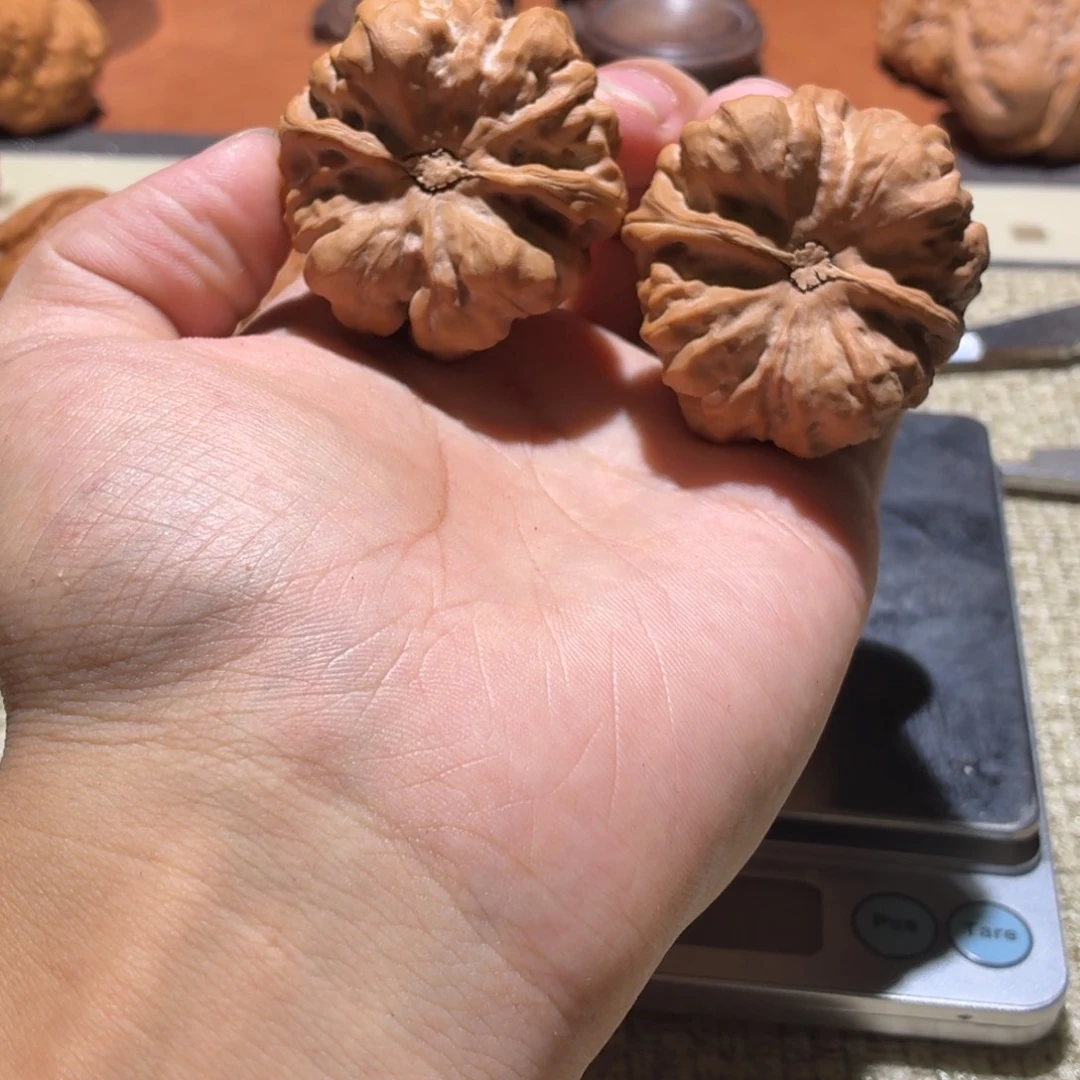 爱***儿文玩核桃吊坠山地娃