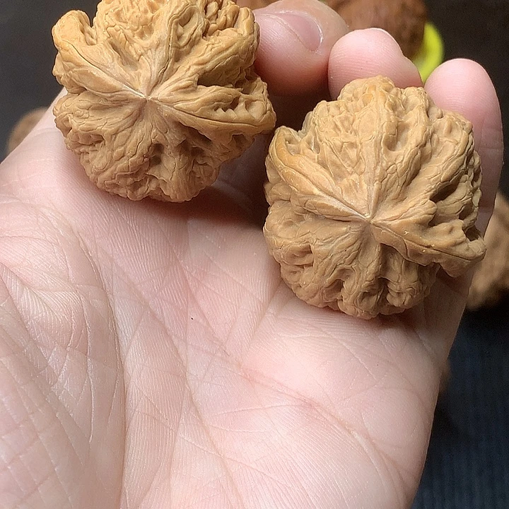 山***慢文玩核桃吊坠小粗筋 一点小浮黄