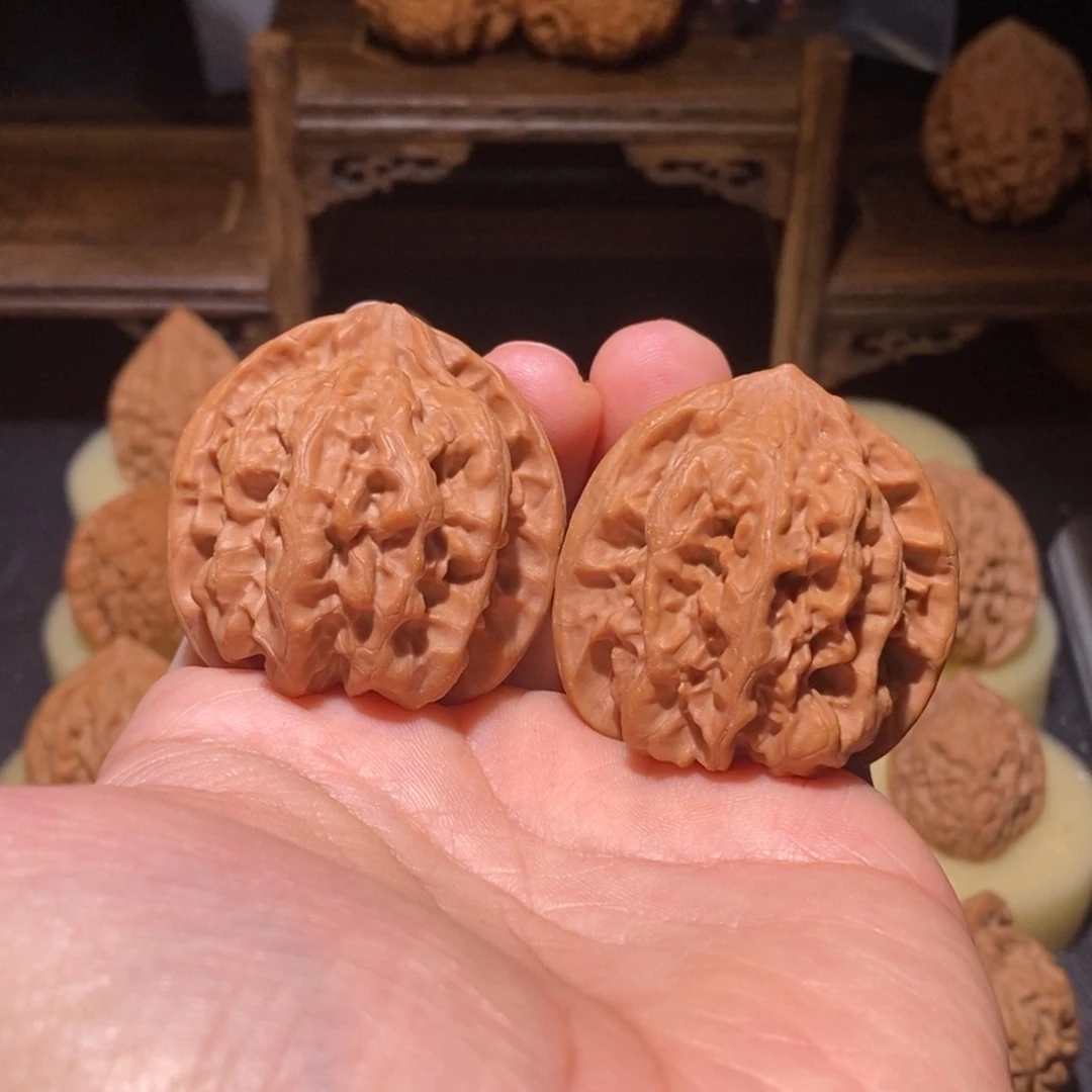 L***y文玩核桃吊坠磐石