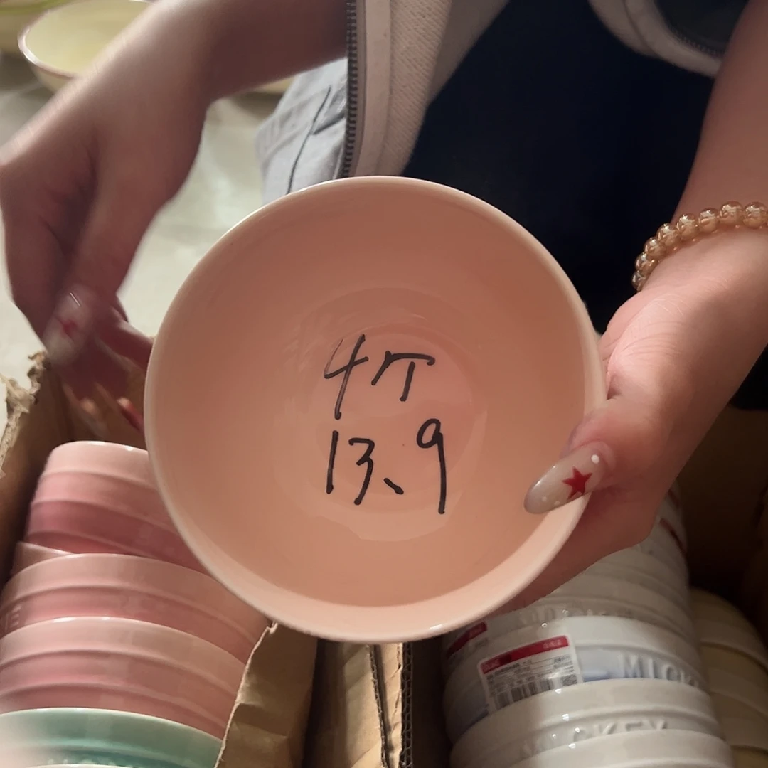 瓷英文碗粉色的三个