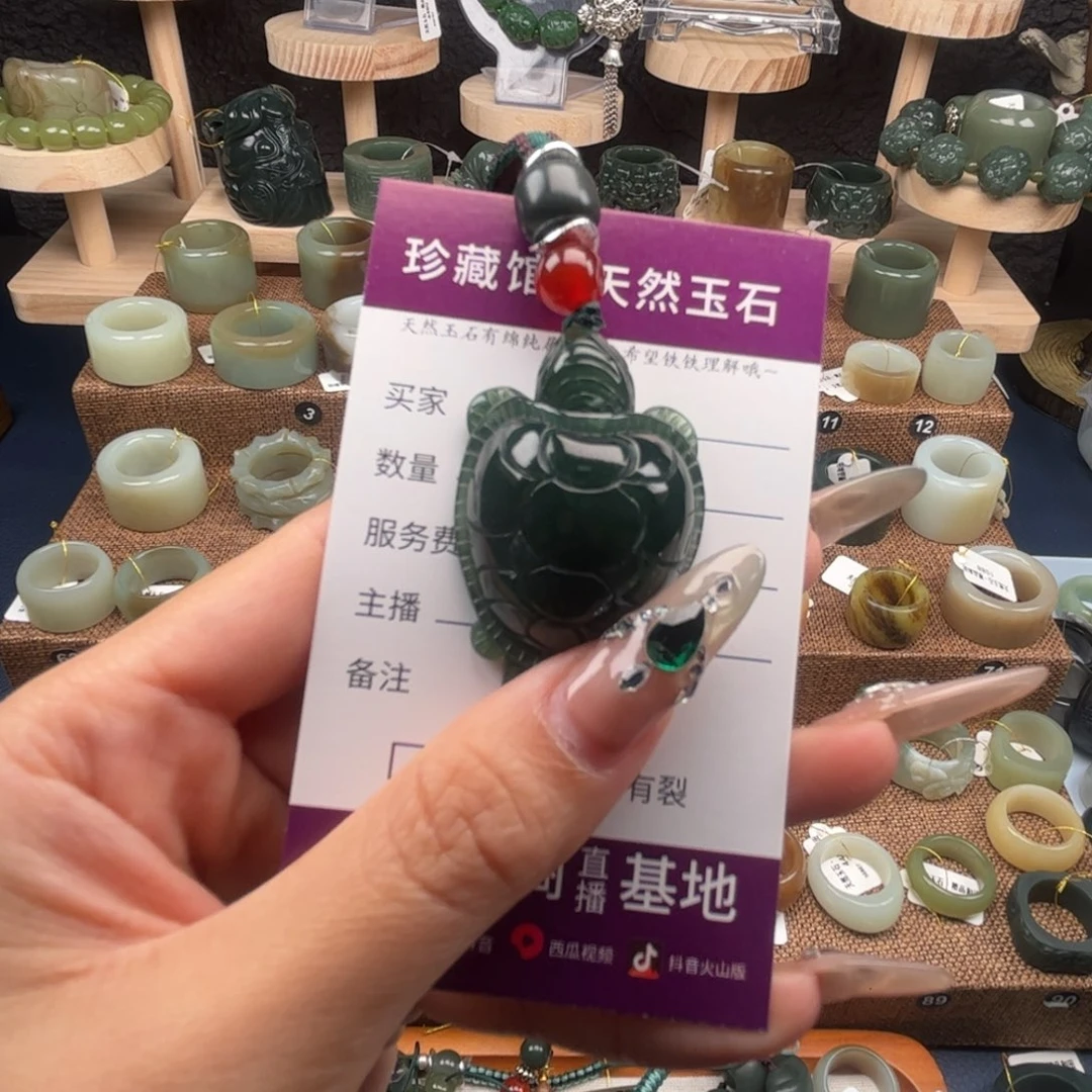 潇***潇未镶嵌蛇纹石玉颈饰