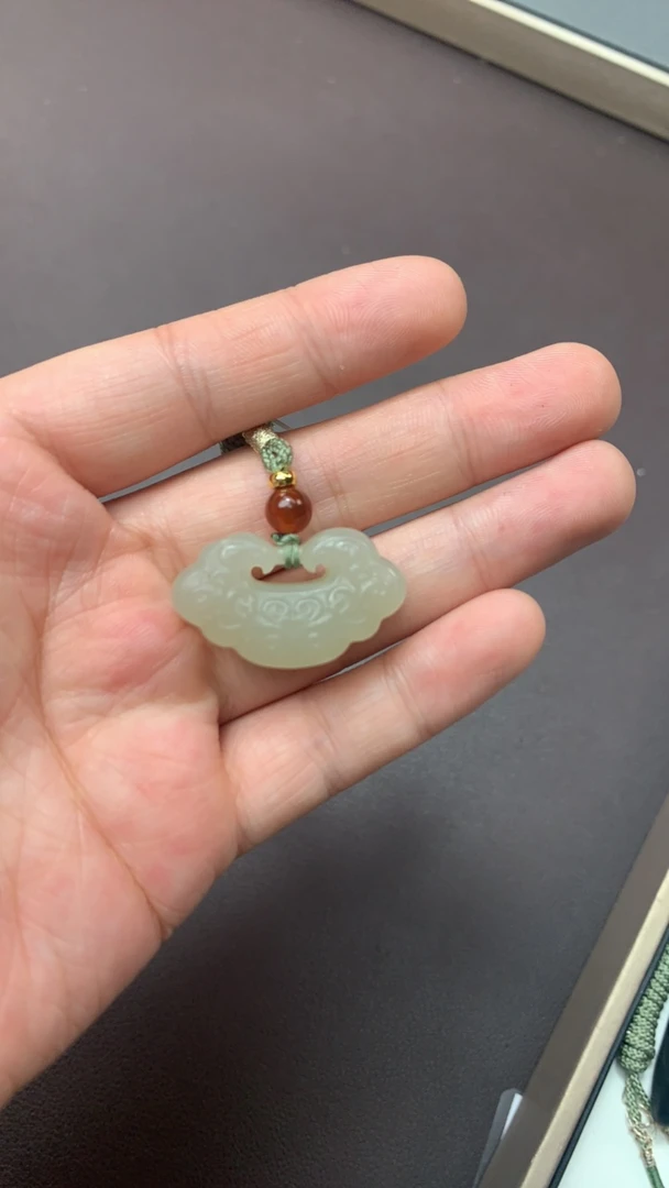 和田玉晴水如意吉祥锁吊坠多样性发一