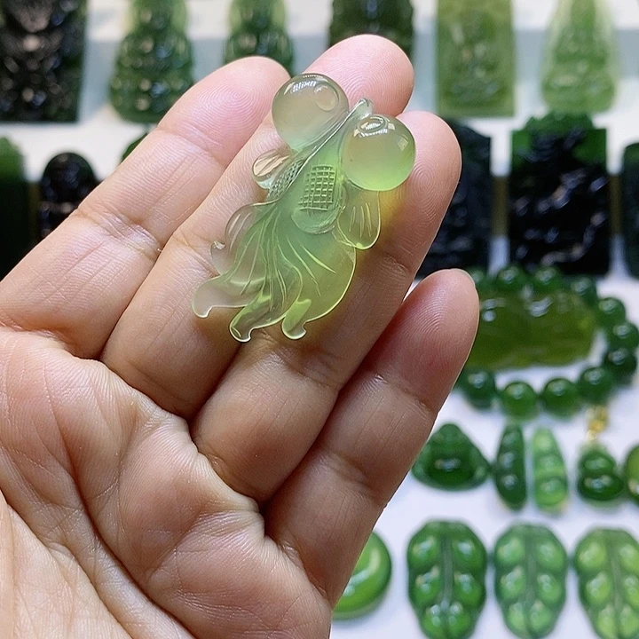 蛇纹石玉颈饰未镶嵌