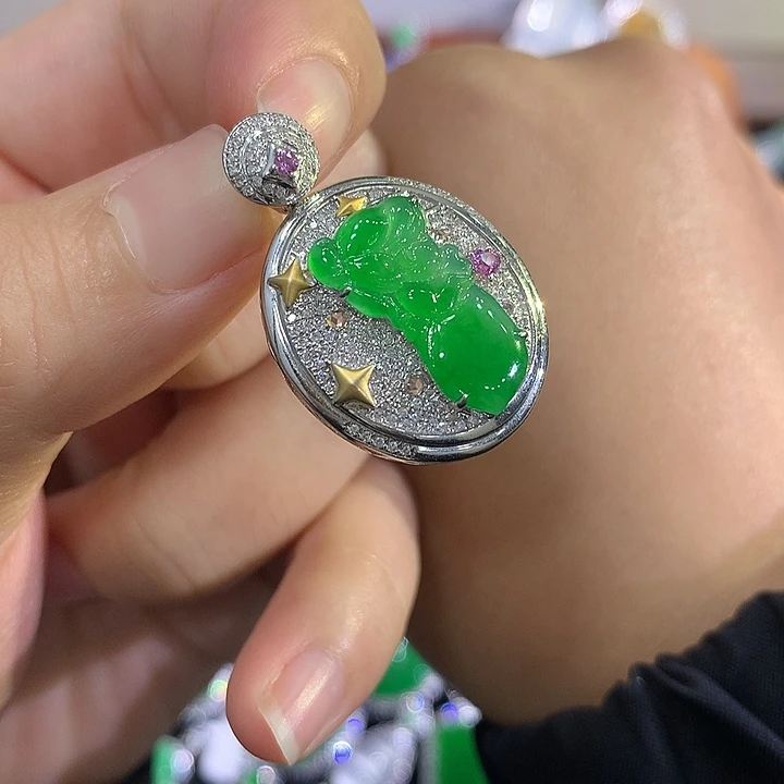 翡翠18K金镶嵌颈饰天使