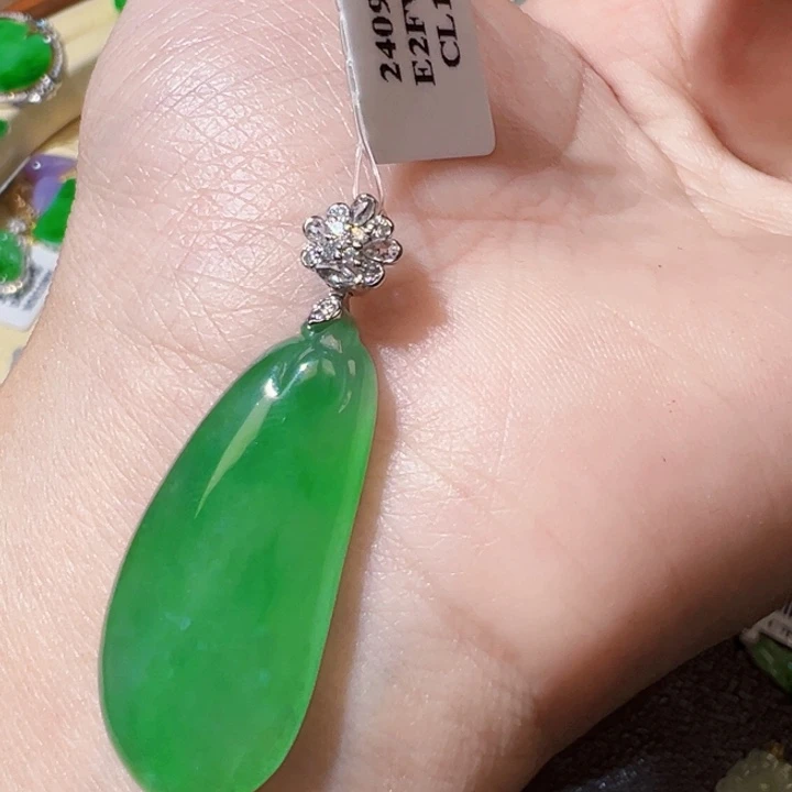 翡翠挂件18K金镶嵌翡翠