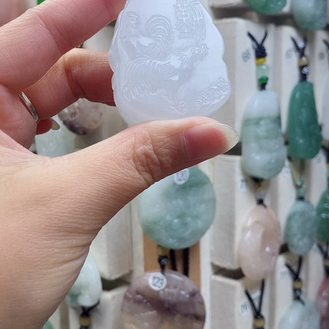 颈饰未镶嵌石英质玉（金丝玉）