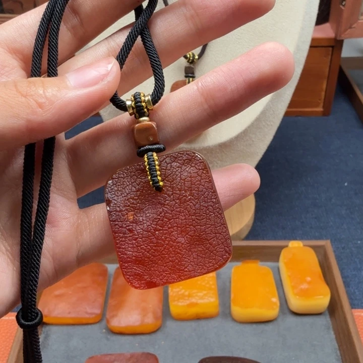 蜜蜡未镶嵌吊坠(赠链)