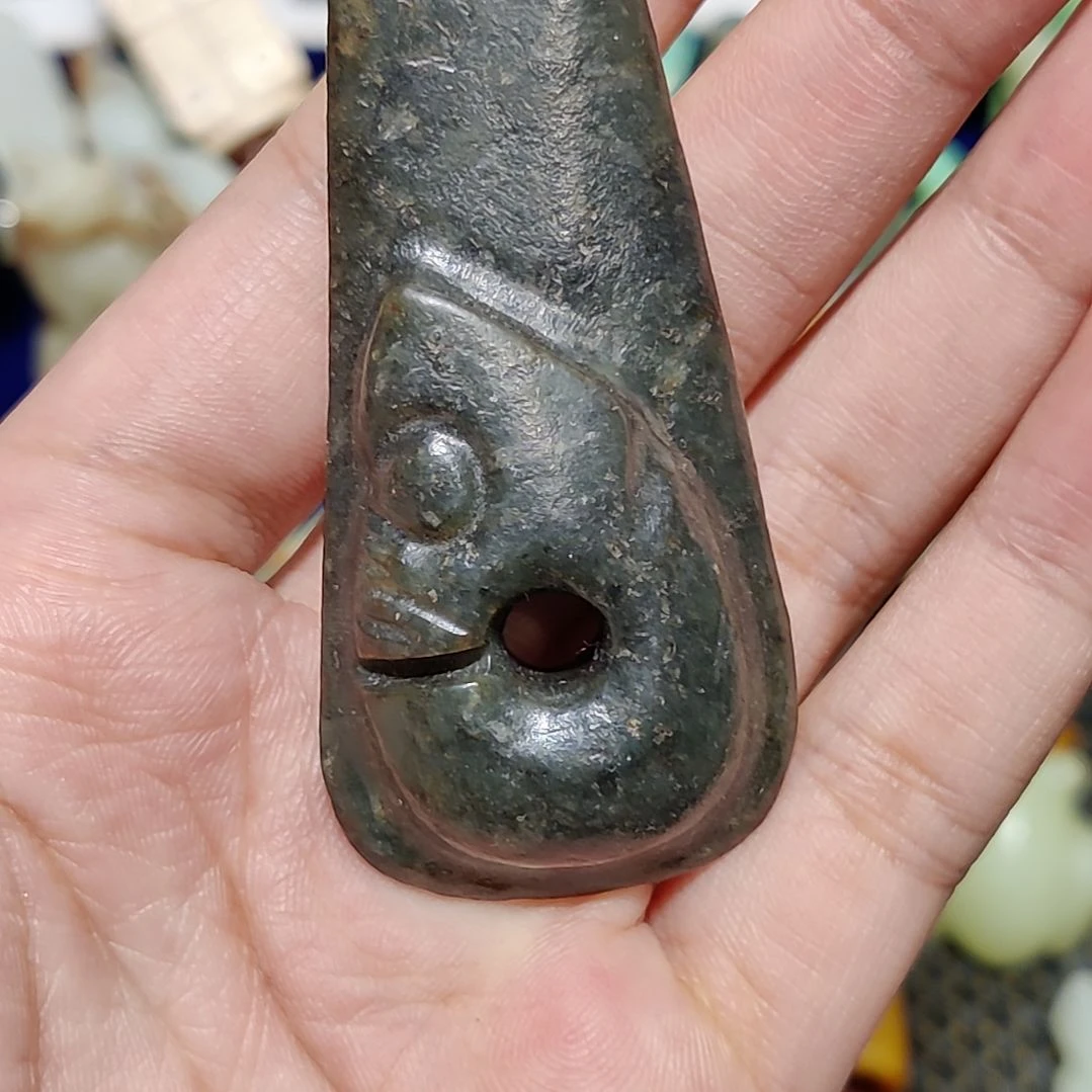 透闪石质玉未镶嵌颈饰