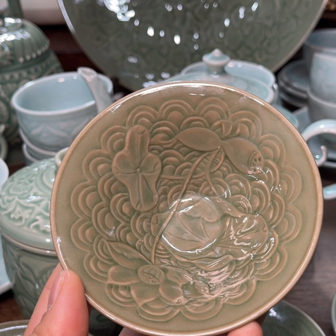 微瑕浮雕荷花斗笠一只