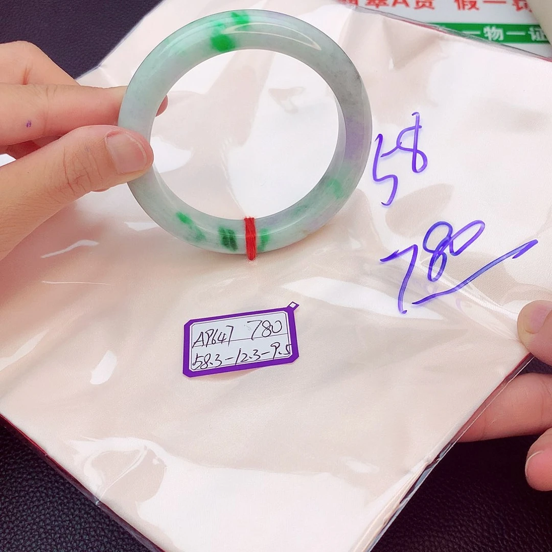 翡翠手镯未镶嵌翡翠