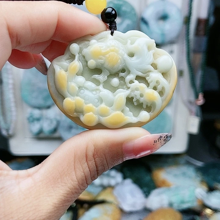 颈饰足铂镶嵌翡翠翡翠