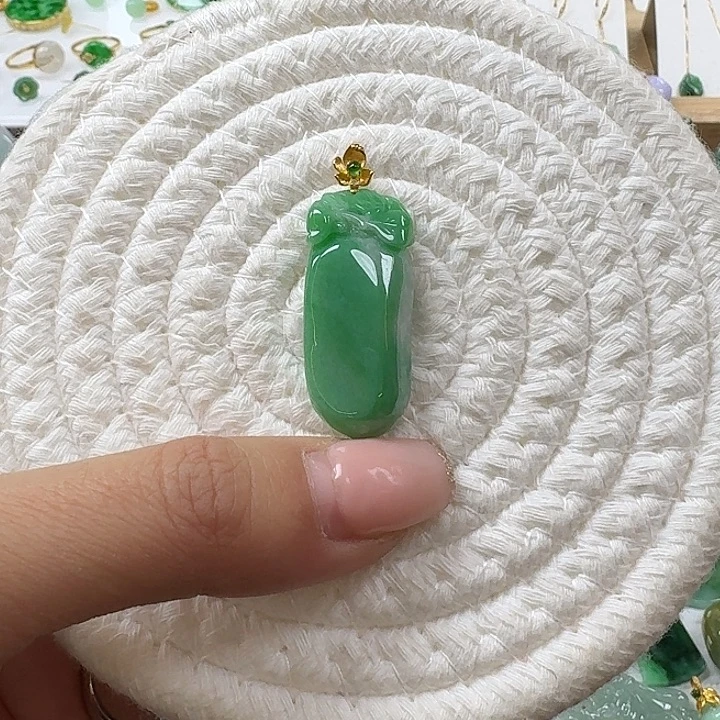 翡翠未镶嵌颈饰绿福瓜