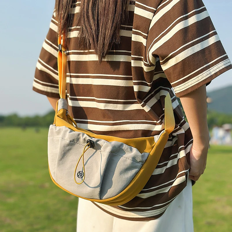 2025夏新款户外撞色包包女抽绳褶皱轻便单肩斜挎包出游登山小挎包