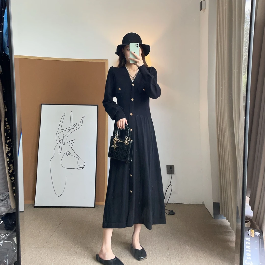 2025新款孕妇装春秋长袖V领茶歇裙黑色针织韩版显瘦中长款连衣裙