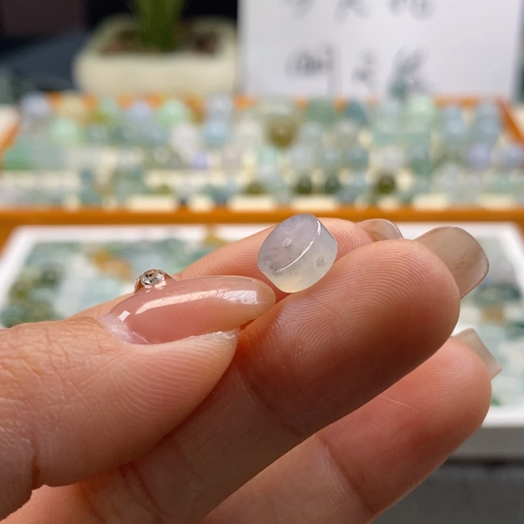 翡翠散珠天然翡翠冰乌鸡短筒桶8.5×3.8，有冰纹