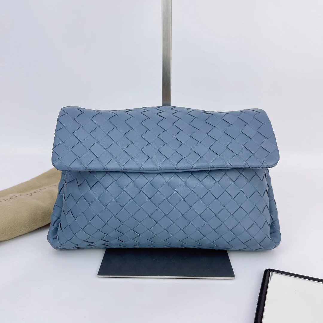 95新 BOTTEGA VENETA/葆蝶家 葆蝶家 蓝色编织手拿包底长22 M200