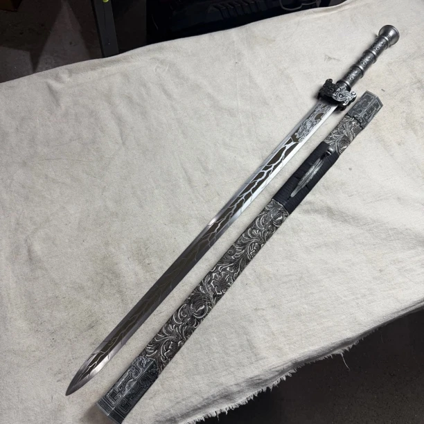 3233 龙泉昊天宝剑高锰钢锻打包皮鞘未开刃