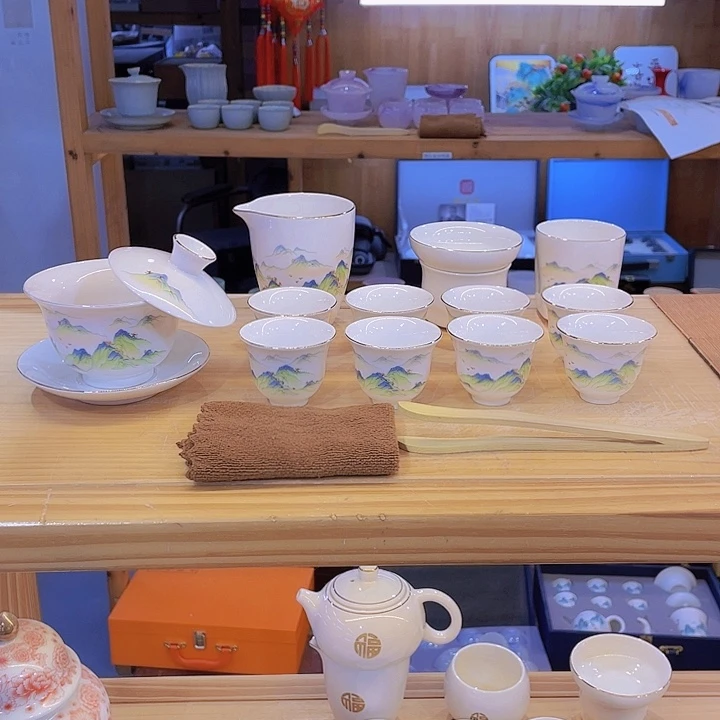 纯白的天空下的天空是一片蓝海