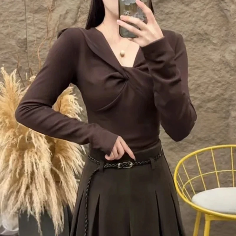 2025秋冬新款高级感修身扭结设计感长袖t恤女士v领加绒打底衫上衣