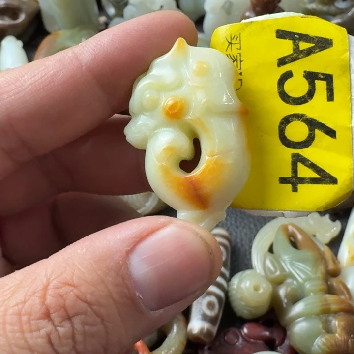 和田玉未镶嵌颈饰夏*