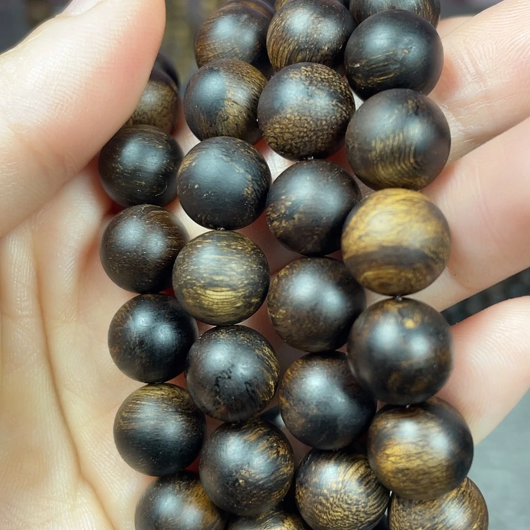 曾***～手串沉香白棋瘤疤
