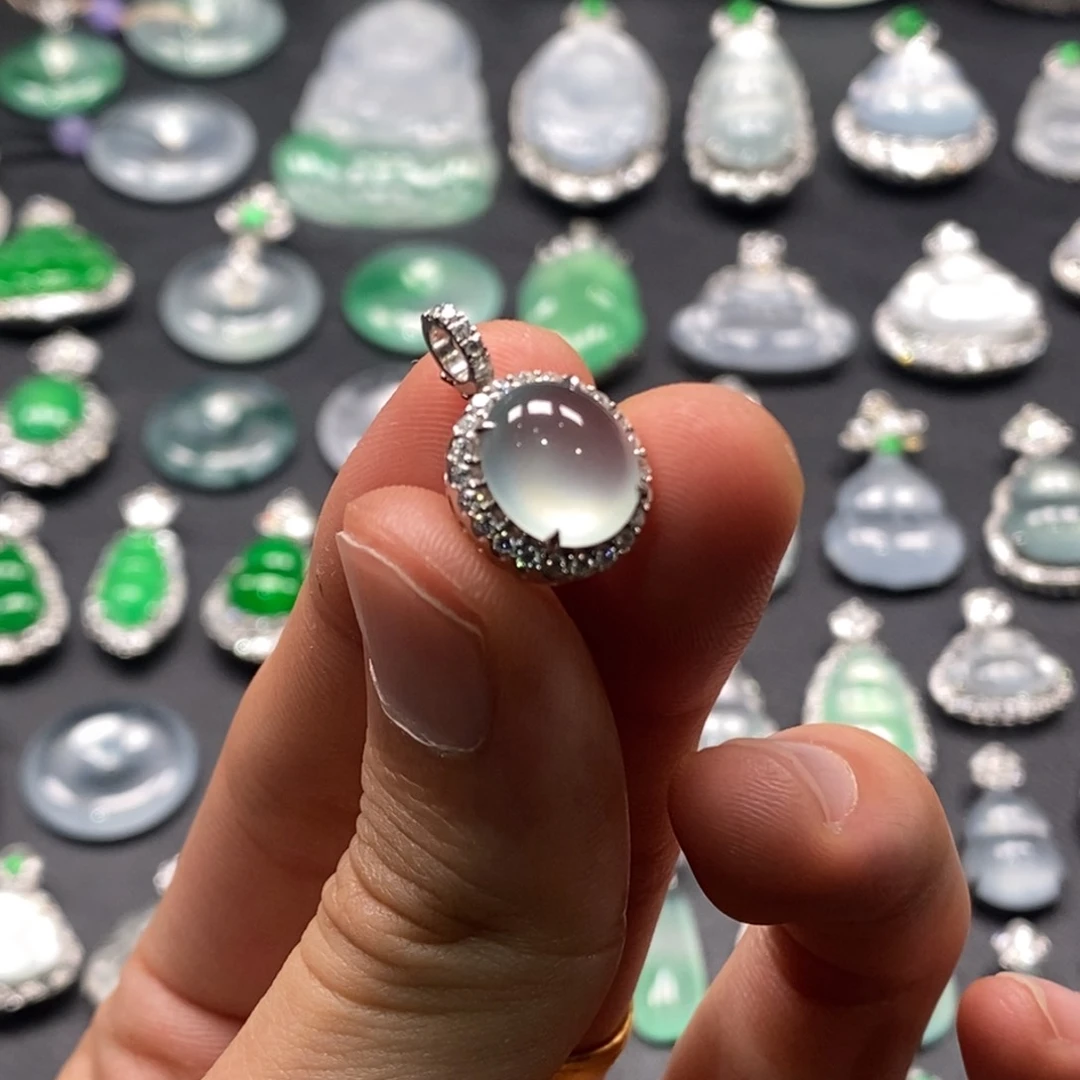 翡翠18K金镶嵌颈饰蛋面吊坠