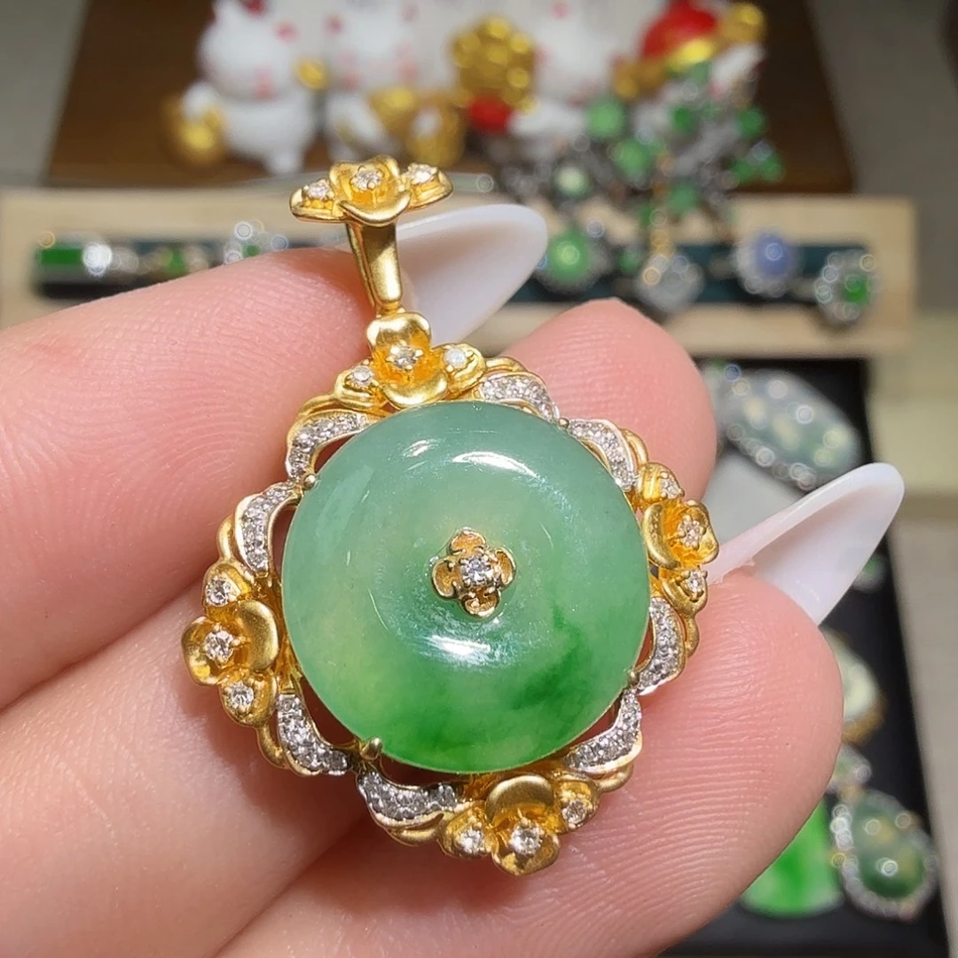 颈饰18K金镶嵌翡翠