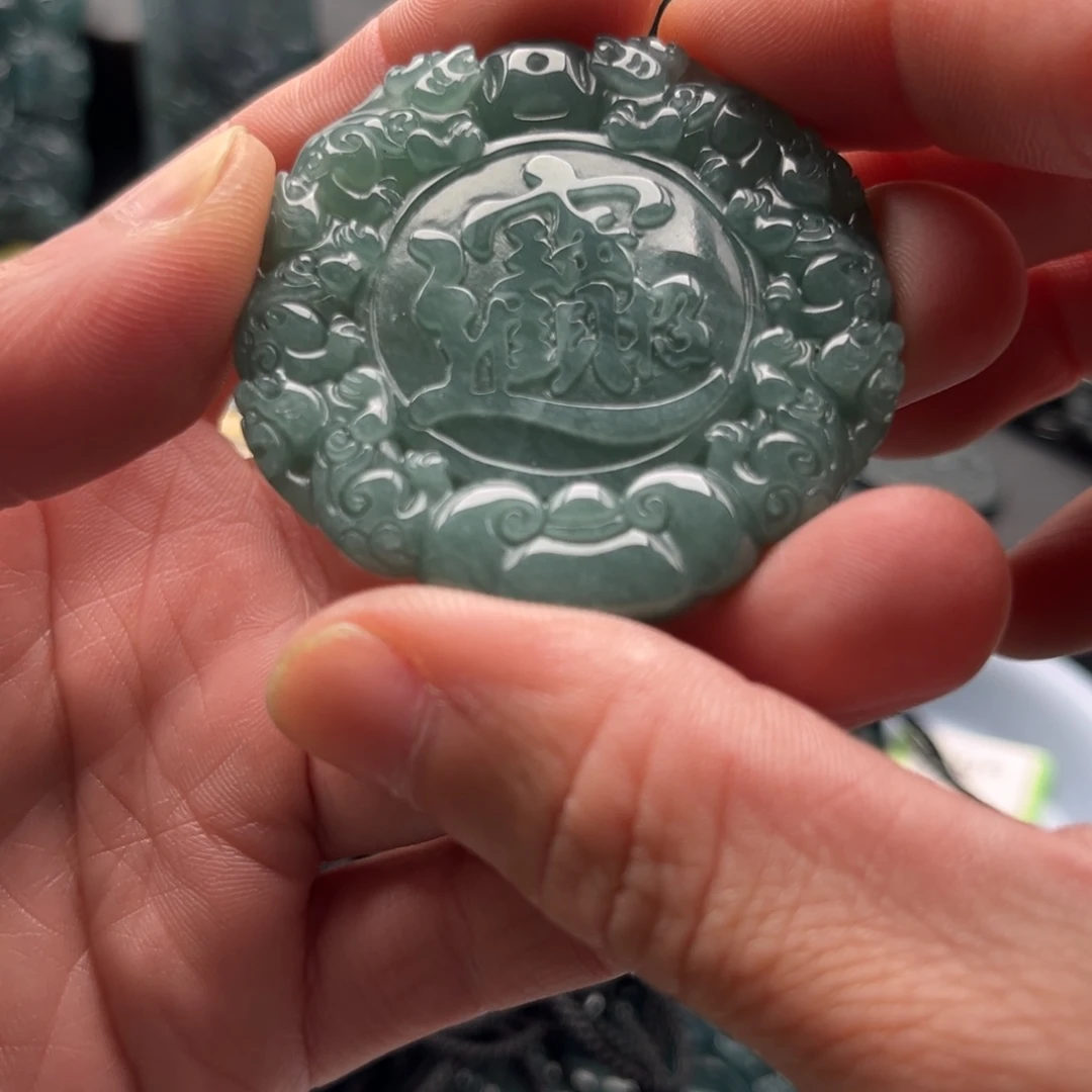 翡翠未镶嵌颈饰进宝