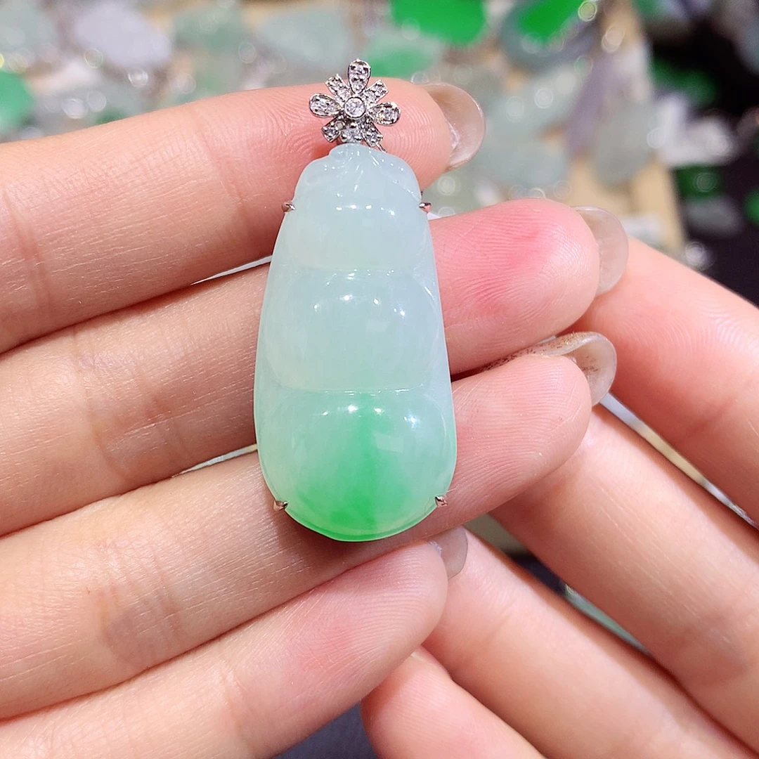 翡翠18K金镶嵌颈饰豆