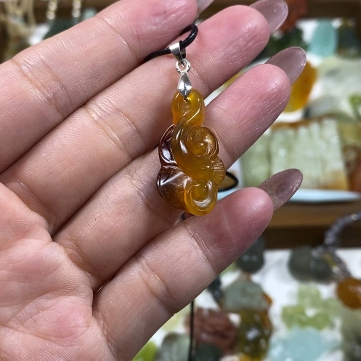 未镶嵌蛇纹石玉吊坠