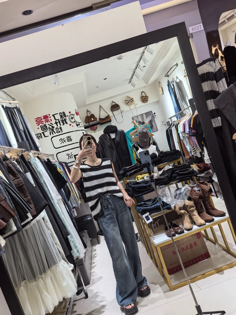 黑白条纹针织上衣