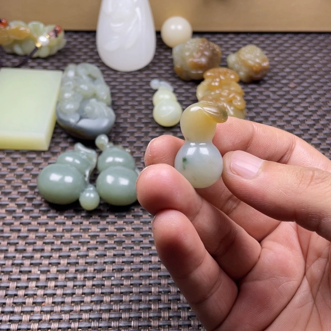 憨***厚颈饰未镶嵌和田玉