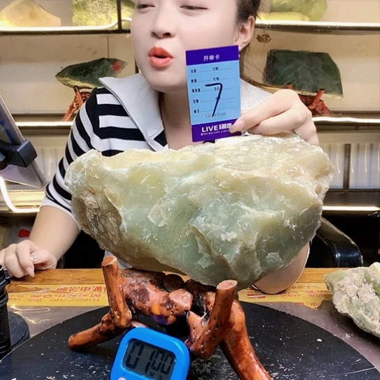 【闪购商品】未镶嵌蛇纹石玉原石真**人