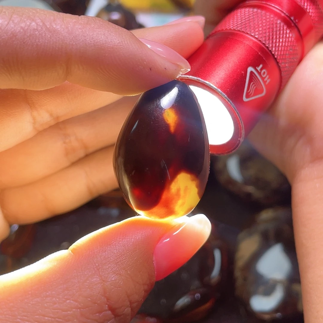 琥珀裸石未镶嵌。