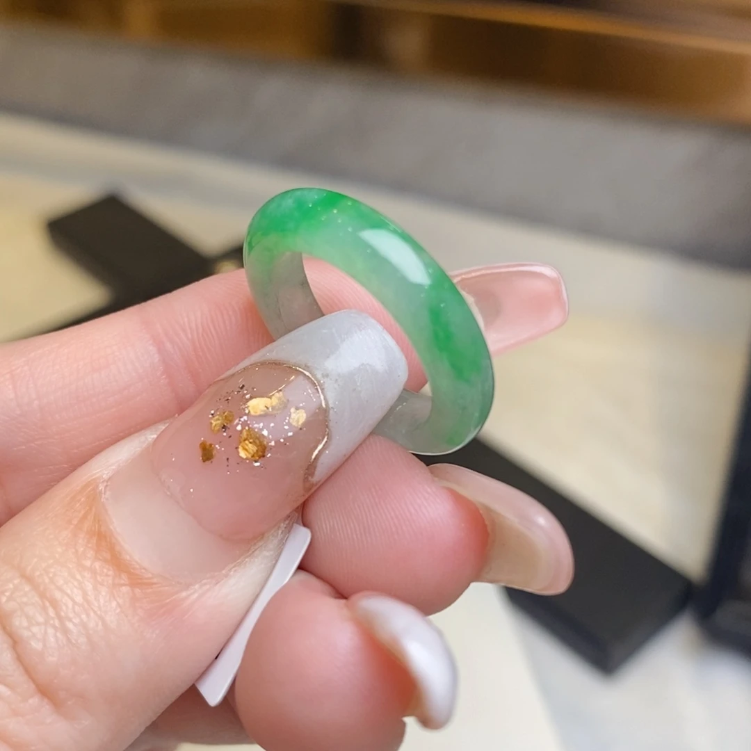 翡翠戒圈未镶嵌飘阳绿