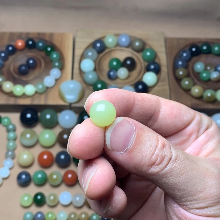 和田玉卡12若羌鸡油黄未镶嵌甜**局