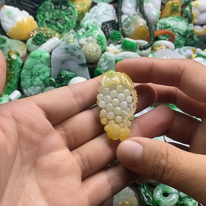 翡翠未镶嵌颈饰葡萄