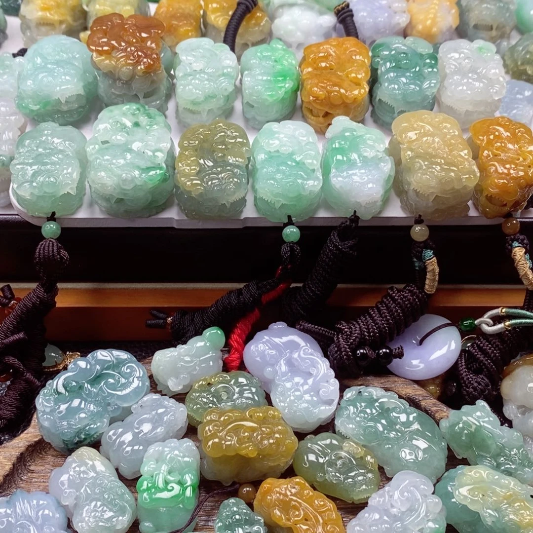 翡翠未镶嵌颈饰貔貅