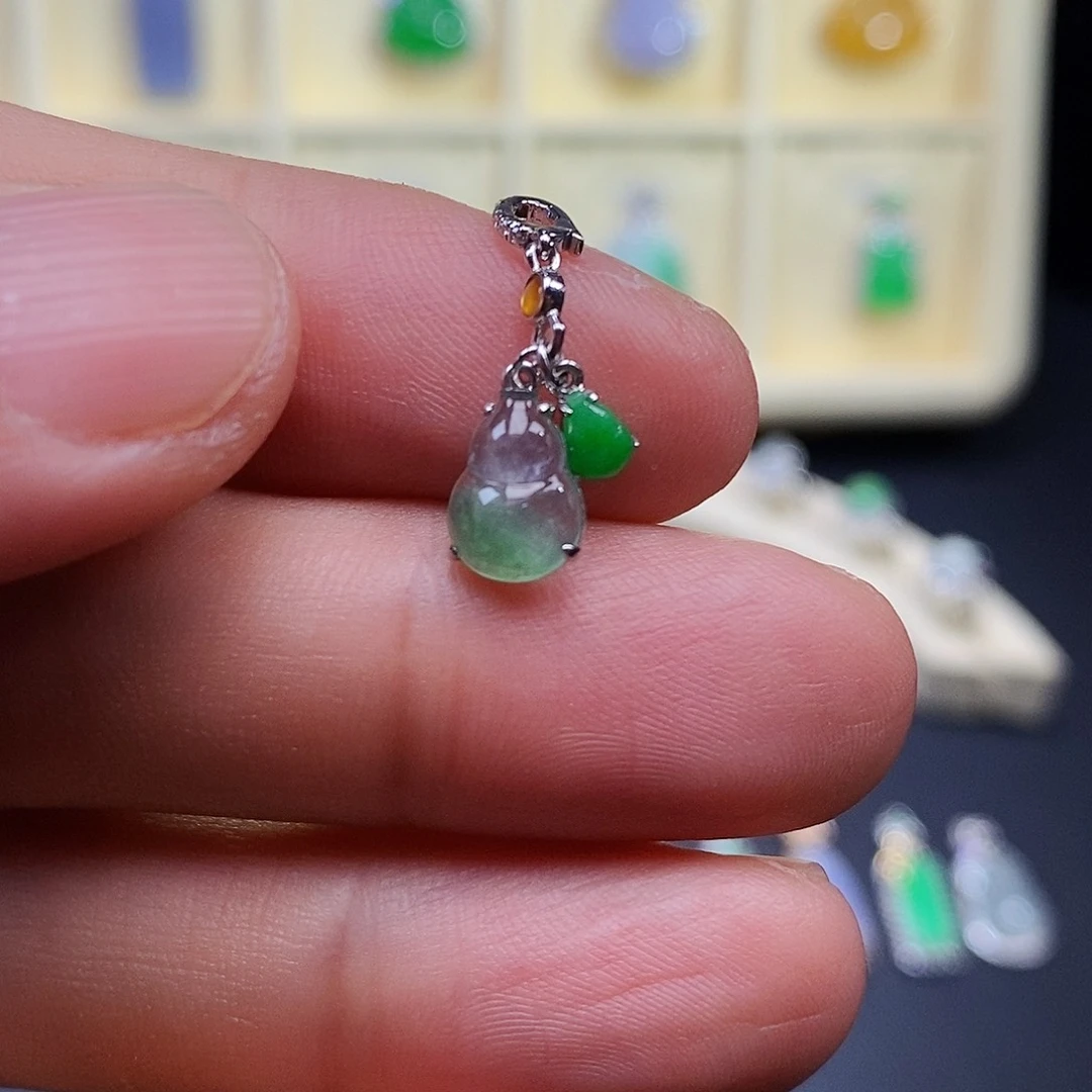 翡翠18K金镶嵌颈饰葫芦