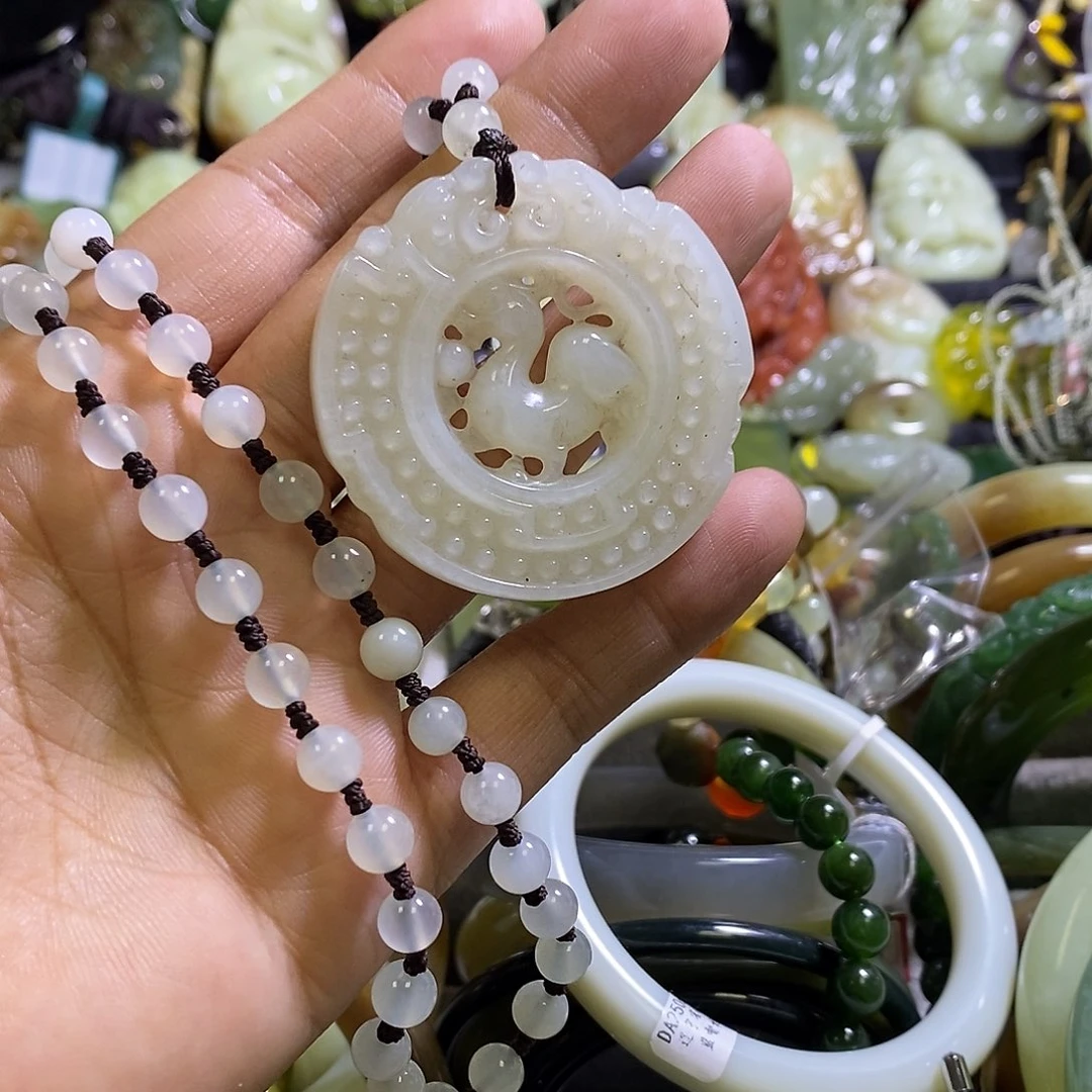 岫玉未镶嵌颈饰一个